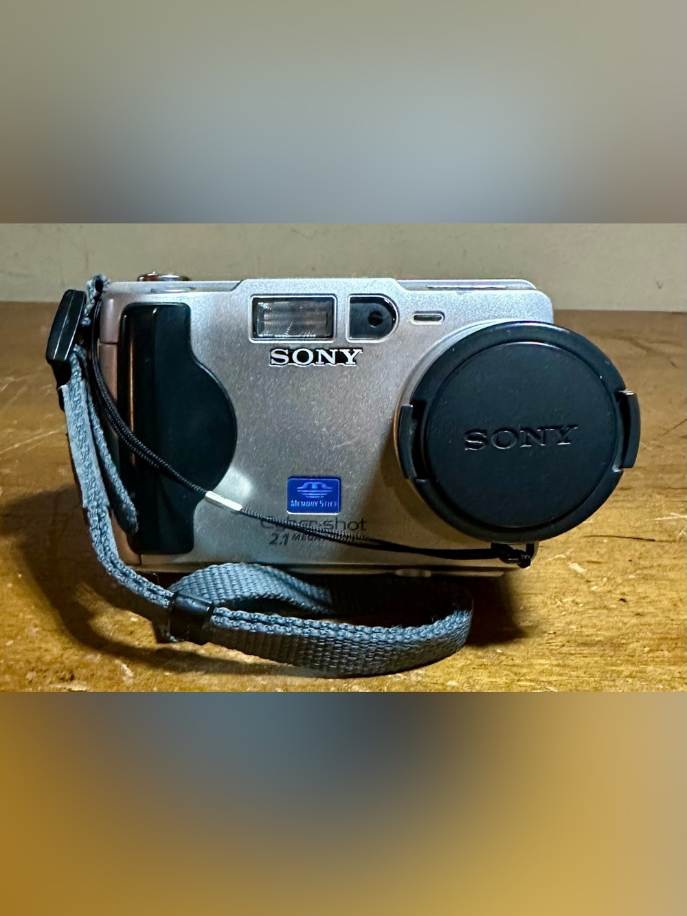 Sony Cyber-shot DSC-S50 2.5MP CCD MPEGMovie 6x Precision Digital Still Camera